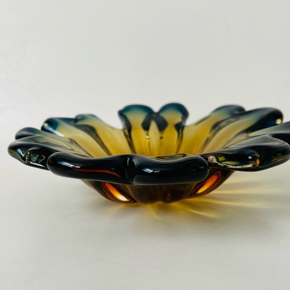 Vintage mid century Murano flower shape bowl - Picture 2 of 12